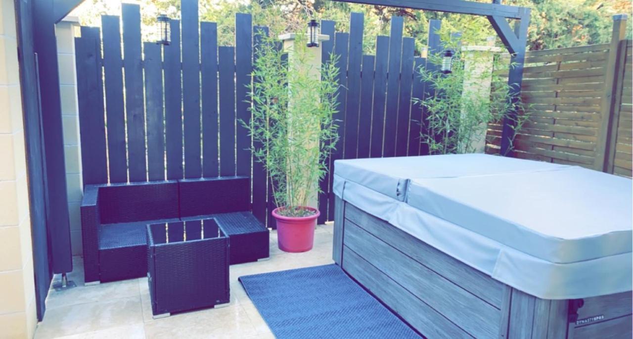 La Suite De Charme Du Mas De La Fontaine De Jonquier Avec Spa Privatif Seguret Exterior photo