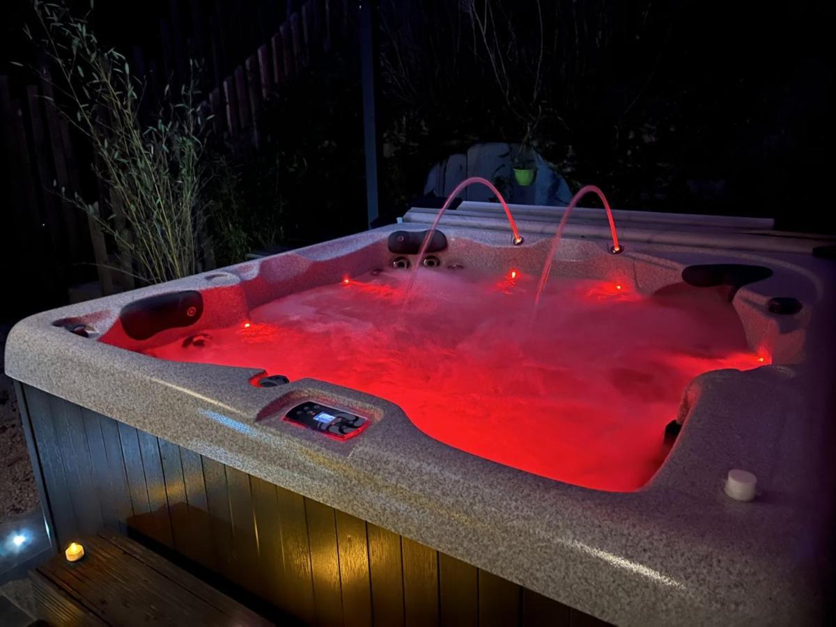 La Suite De Charme Du Mas De La Fontaine De Jonquier Avec Spa Privatif Seguret Exterior photo