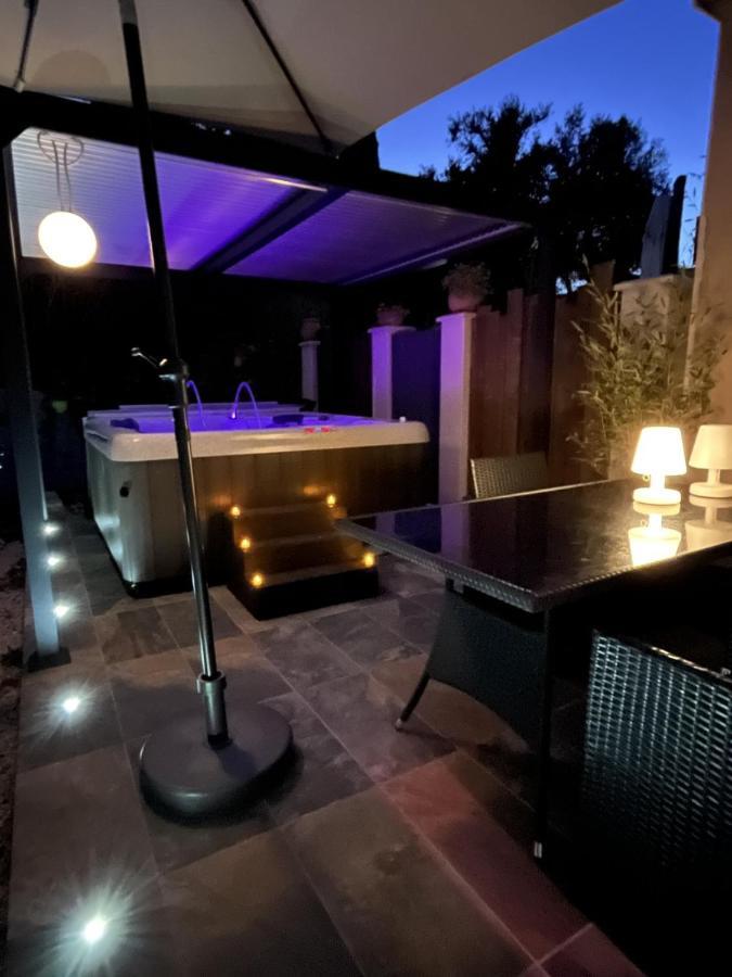 La Suite De Charme Du Mas De La Fontaine De Jonquier Avec Spa Privatif Seguret Exterior photo